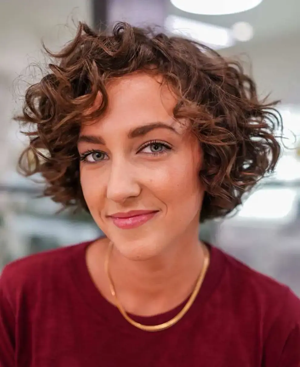 pelo corto rizado 