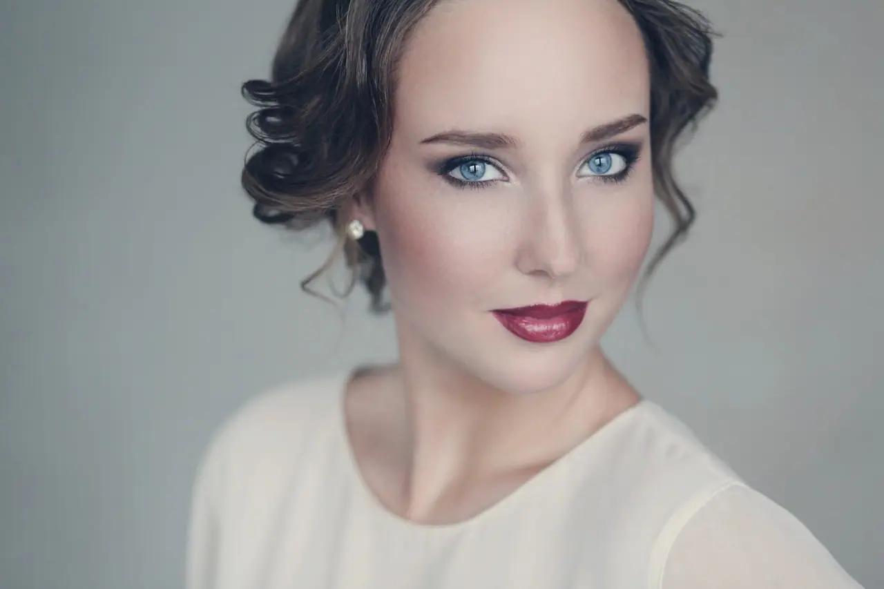 ¡El maquillaje perfecto para tu vestido blanco! Descubre cómo lograr un look impecable