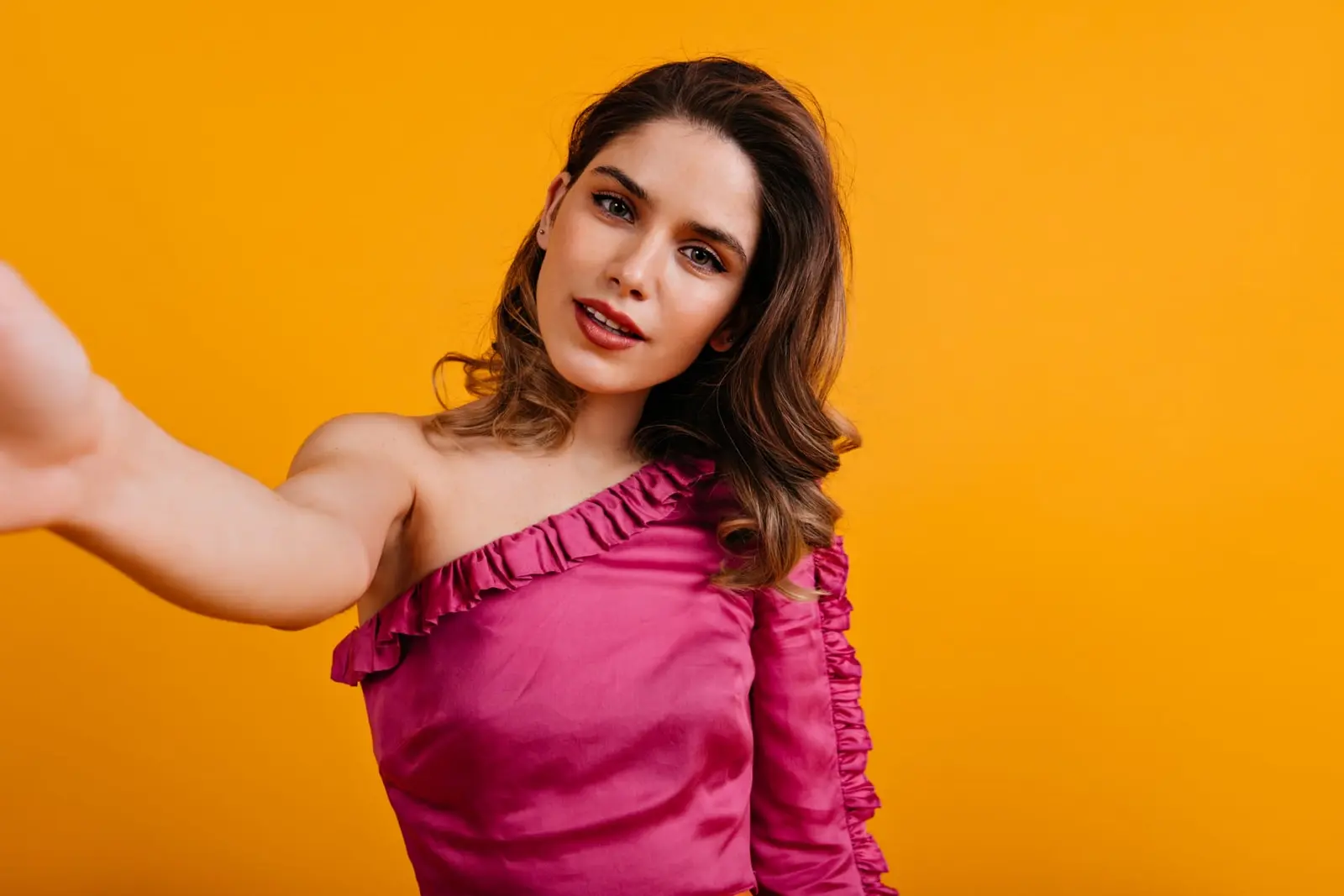 El maquillaje ideal para tu vestido rosa: Tips que te harán lucir espectacular