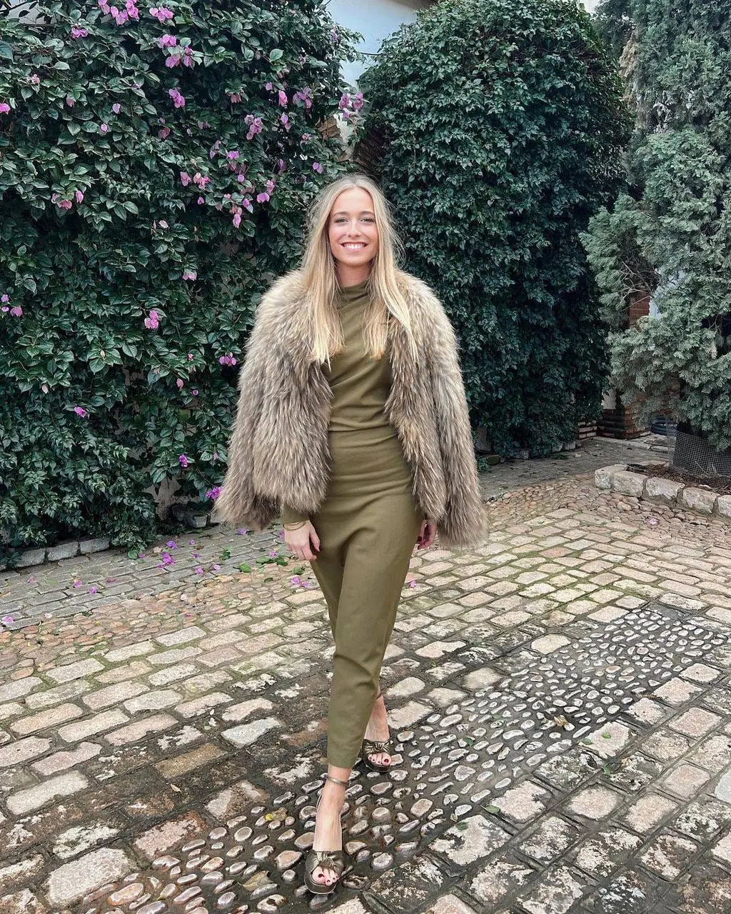 invitada de boda en invierno