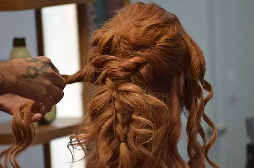 💐 ¡Seductora y Elegante! Los Peinados para Invitadas de Boda que Dejarán a Todos Sin Palabras 💖👰