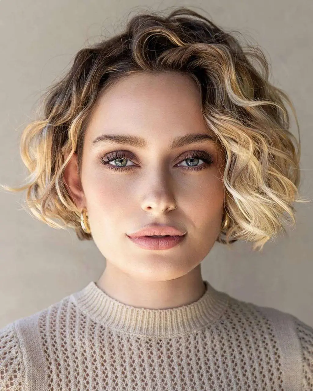 pelo corto rizado