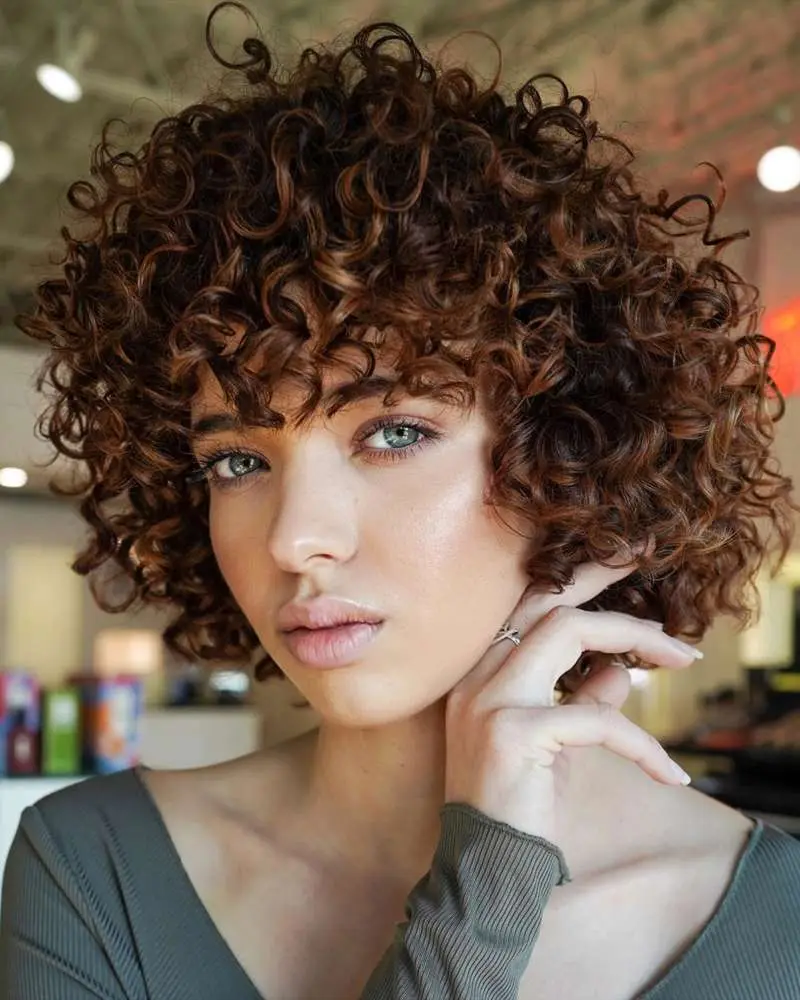 pelo corto rizado 
