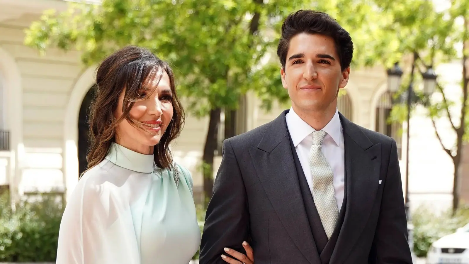 Paloma Lago: ¡Los Secretos de Sus Looks de Invitada que Deslumbran en Cada Boda!