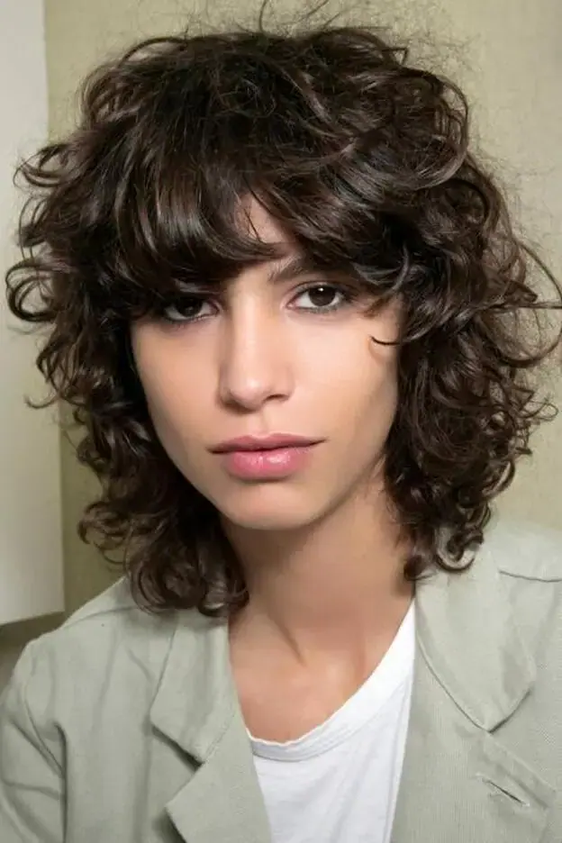 pelo corto rizado 