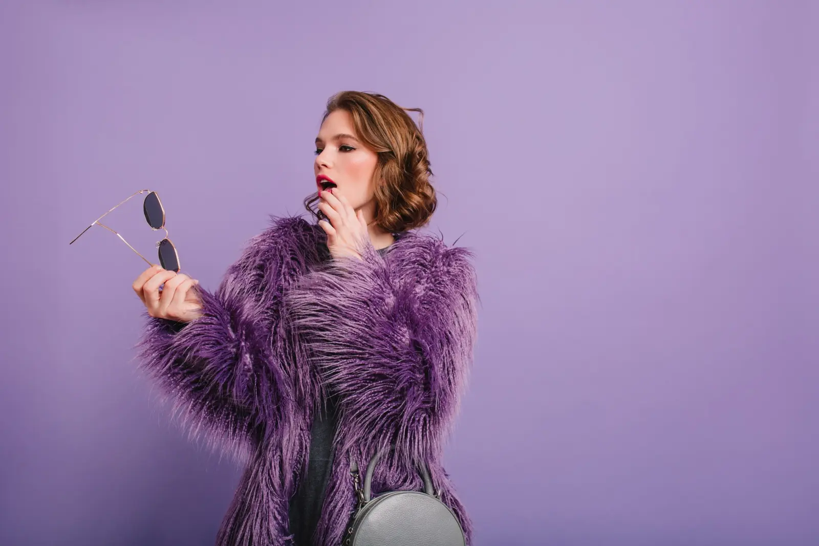¡No creerás lo bien que se ve este maquillaje con un vestido morado! Aprende todos los secretos